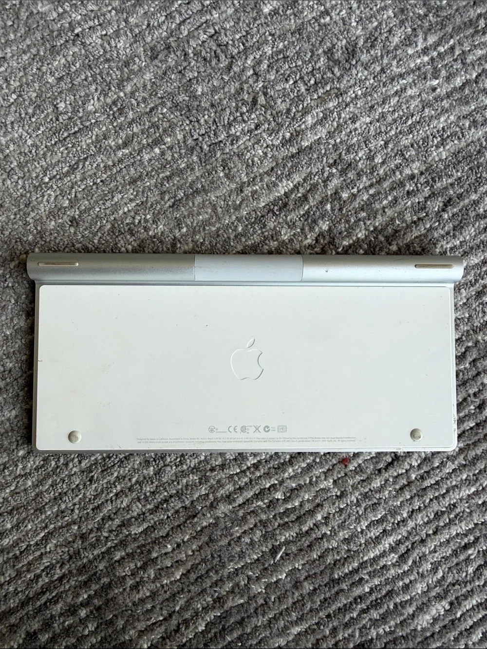 Apple Wireless Aluminum Keyboard in Silver and White model A1314